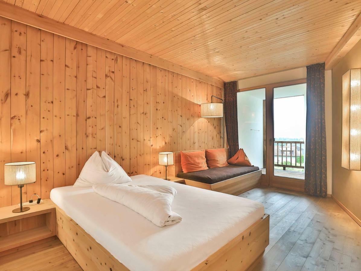Zimmer mit Queensize-Bett und Balkon